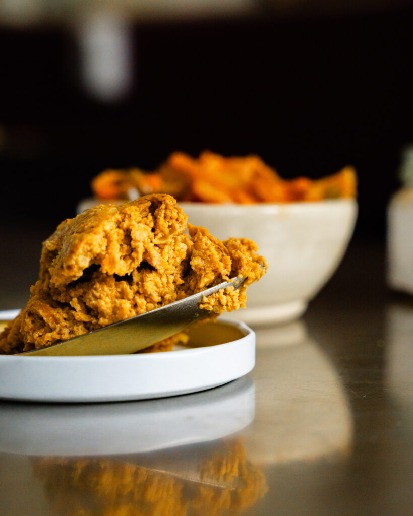 Gerst-linzenmiso op een bordje en een kom kimchi op de achtergrond