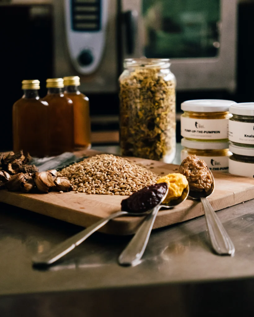 3 lepels miso op een houten plank met gerstkoji