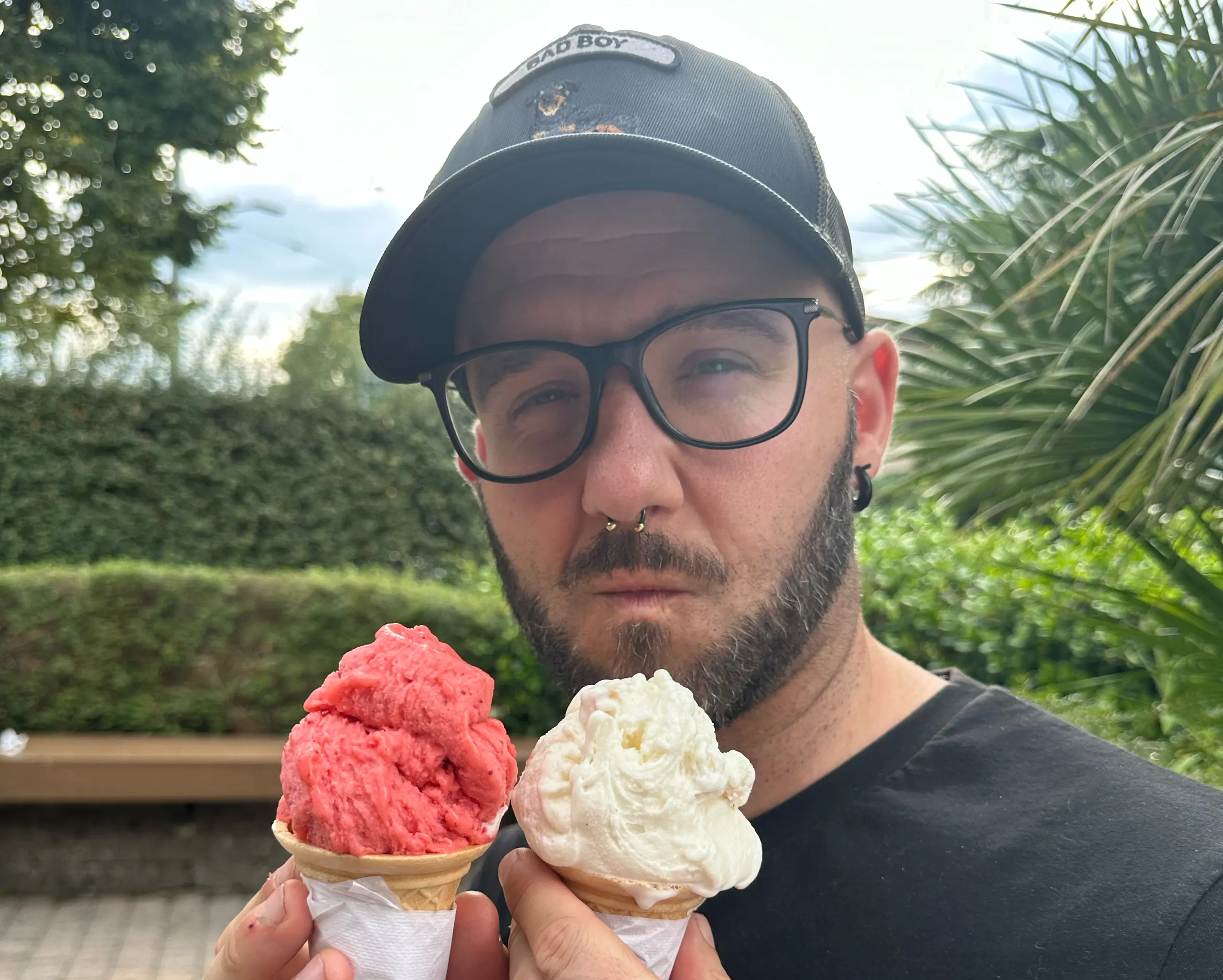 Sven met twee ijsjes