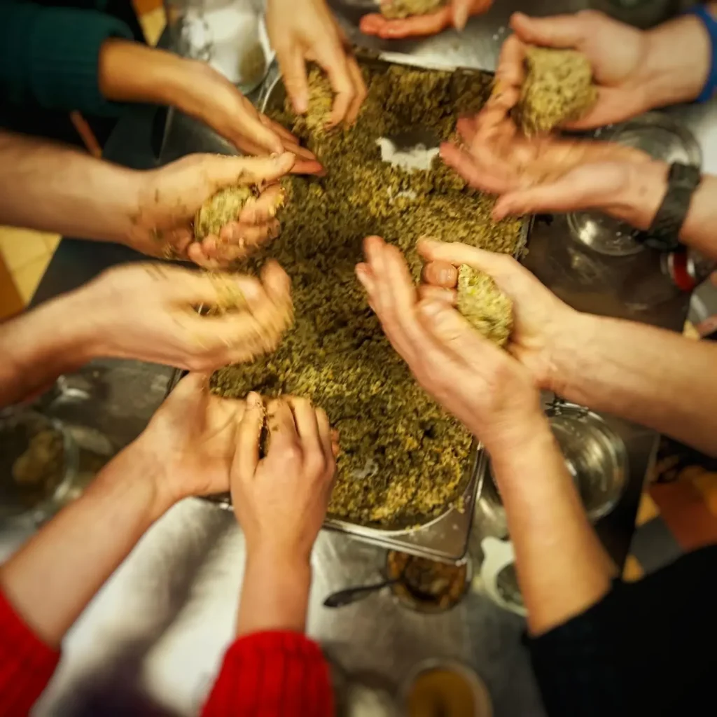 Allemaal handen die miso bolletjes aan het kneden zijn