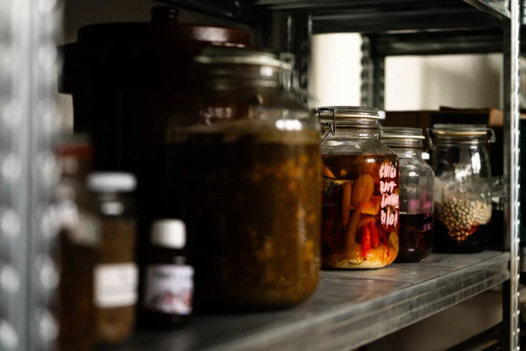 Glazen bokaal met chili, zout, sinaas, gemaakt tijdens een fermentatie workshop