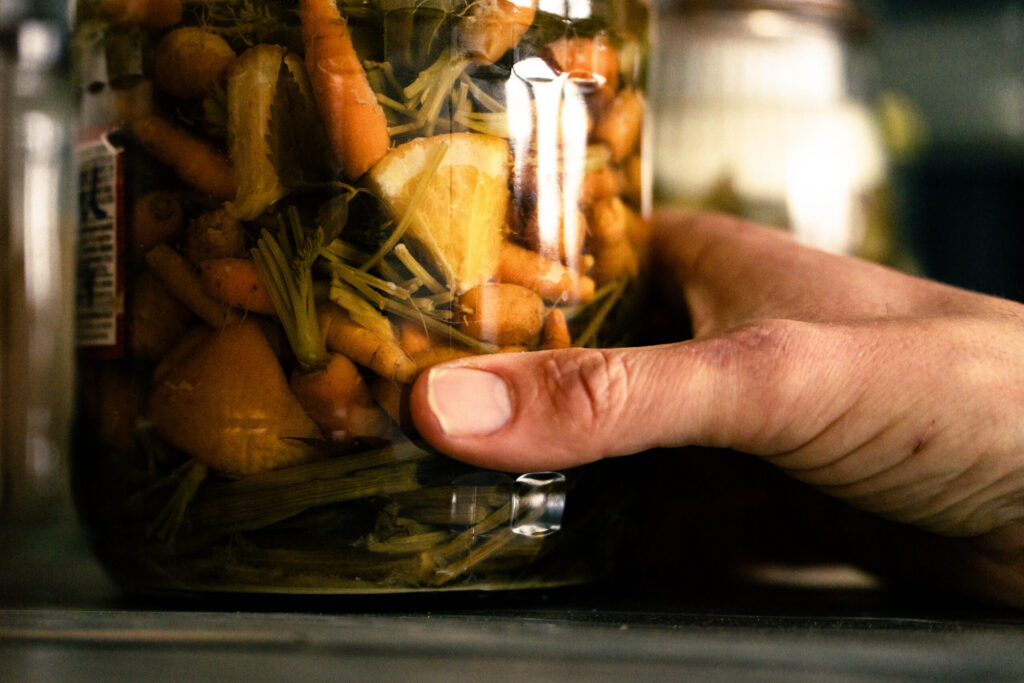 Lactogefermenteerde wortels en boontjes met citrusfruit