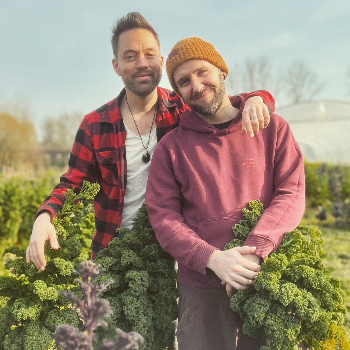 David en Sven van Pekel, op het veld, tussen de boerenkool