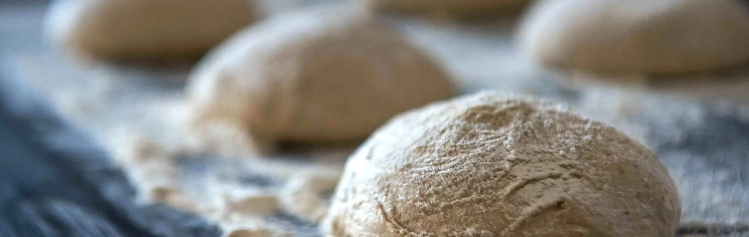 Glutenvrij zuurdesem dat aan het rijzen is