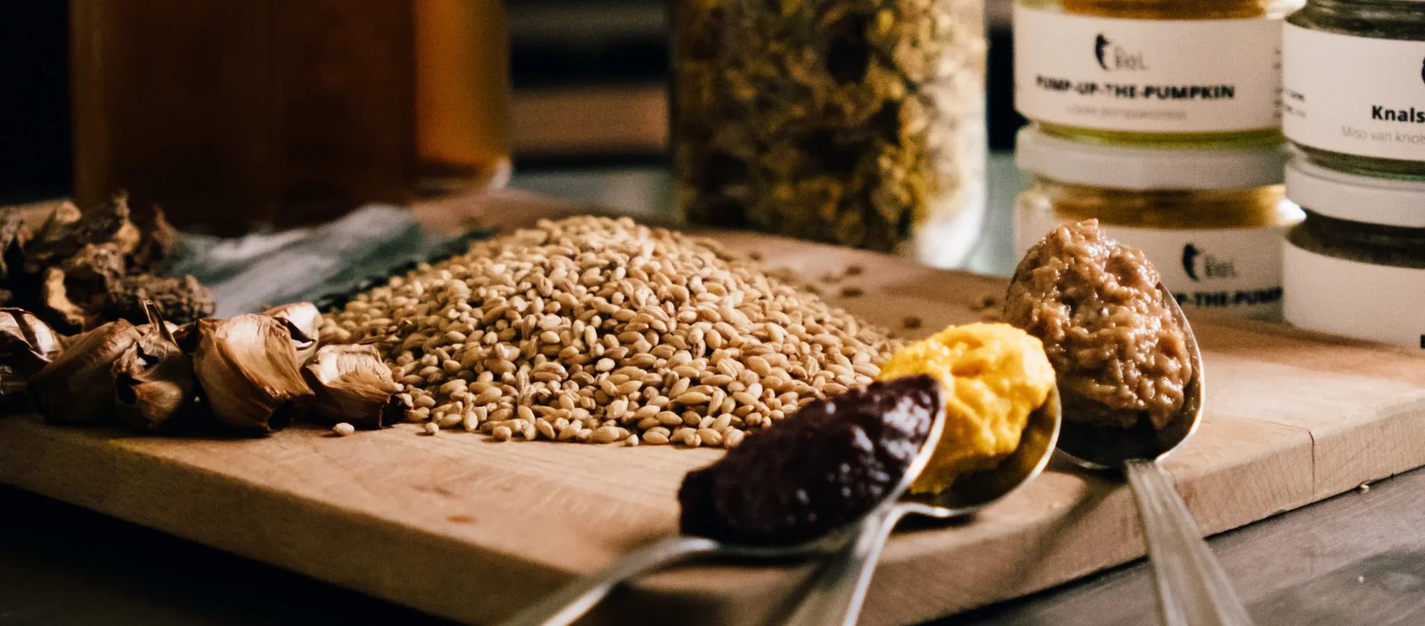 3 lepels miso op een houten plank met gerstkoji