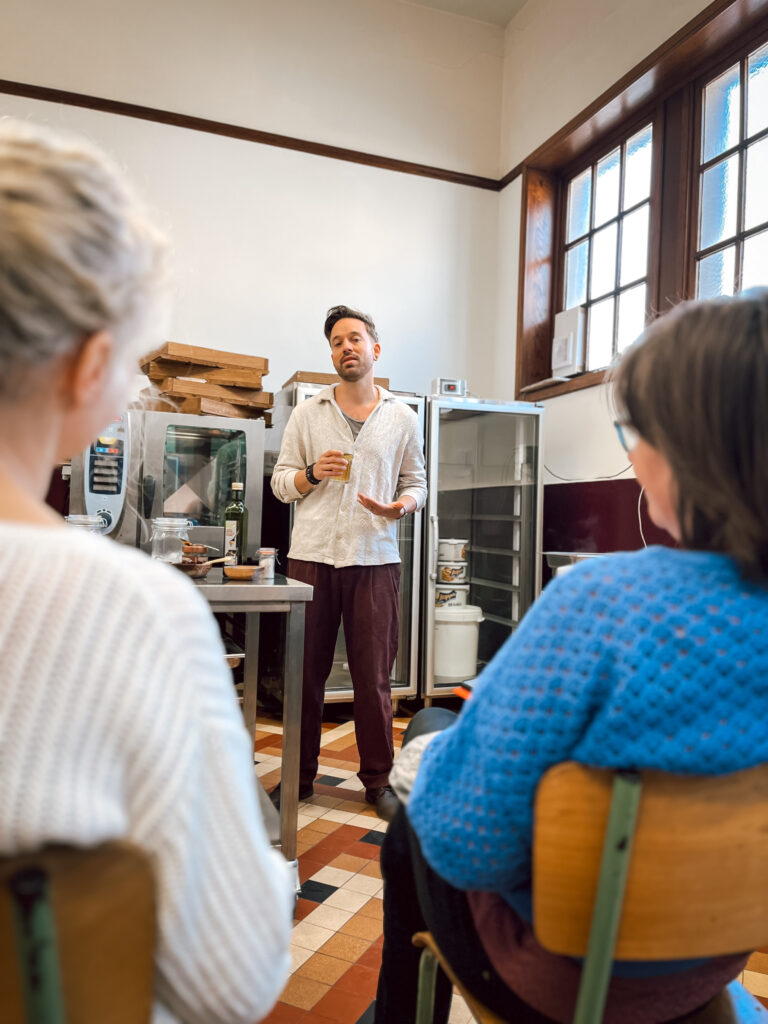 David legt de basis van zuurdesem uit aan de workshoppers