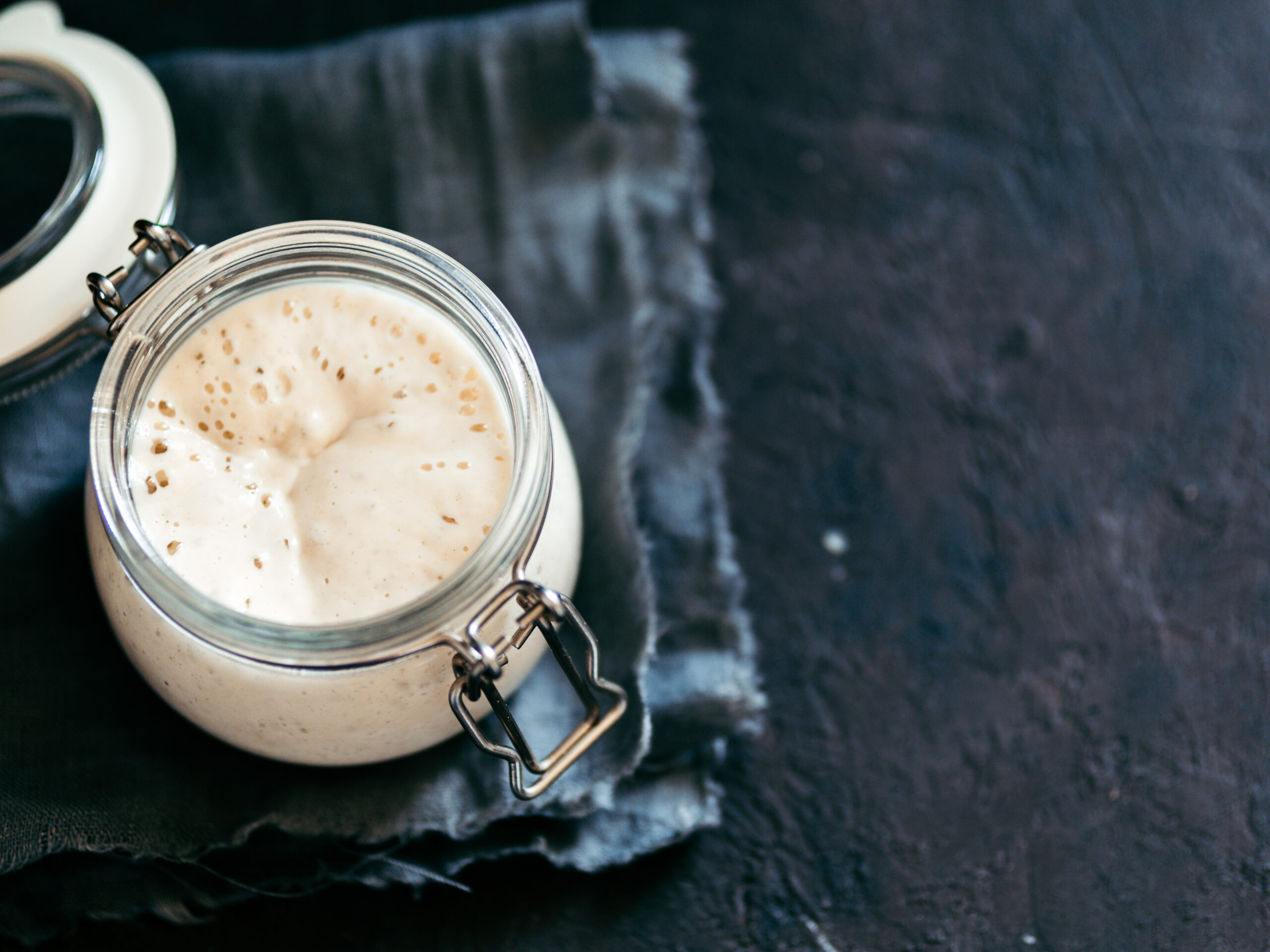 Zuurdesemstarter op een zwarte doek