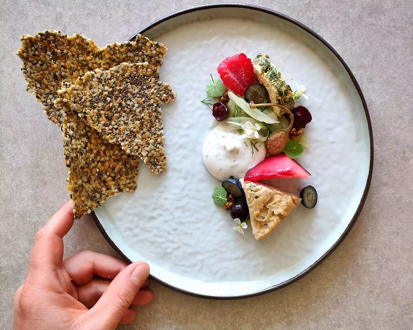 Bord met crackers en plantaardige kazen en aardbei