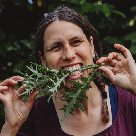 Lieve Galle met een blad rucola tussen haar tanden