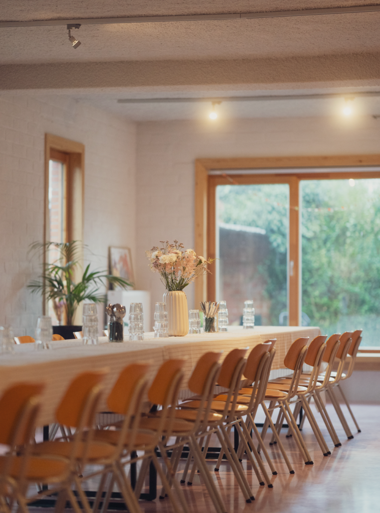 Gedekte tafel met glazen en een bloemmetje bij Monti