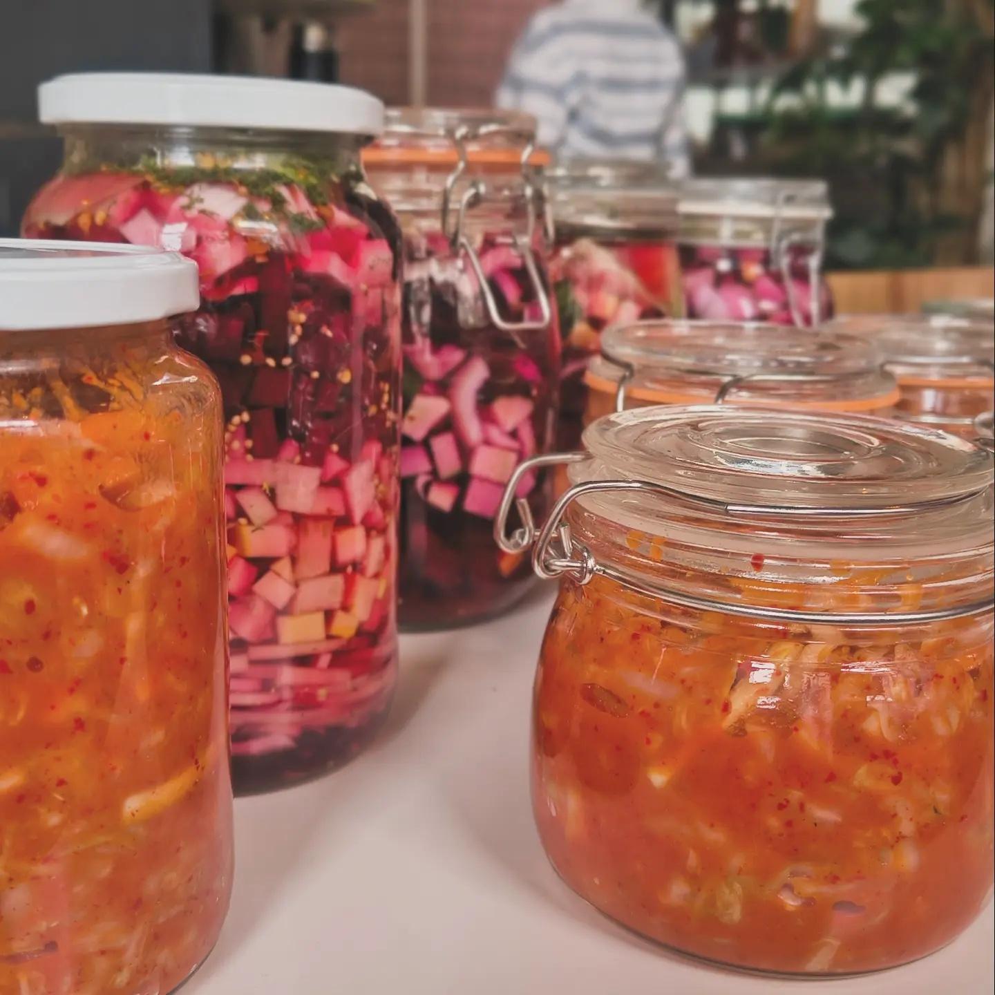 Potten met fermenterende groenten, waaronder kimchi