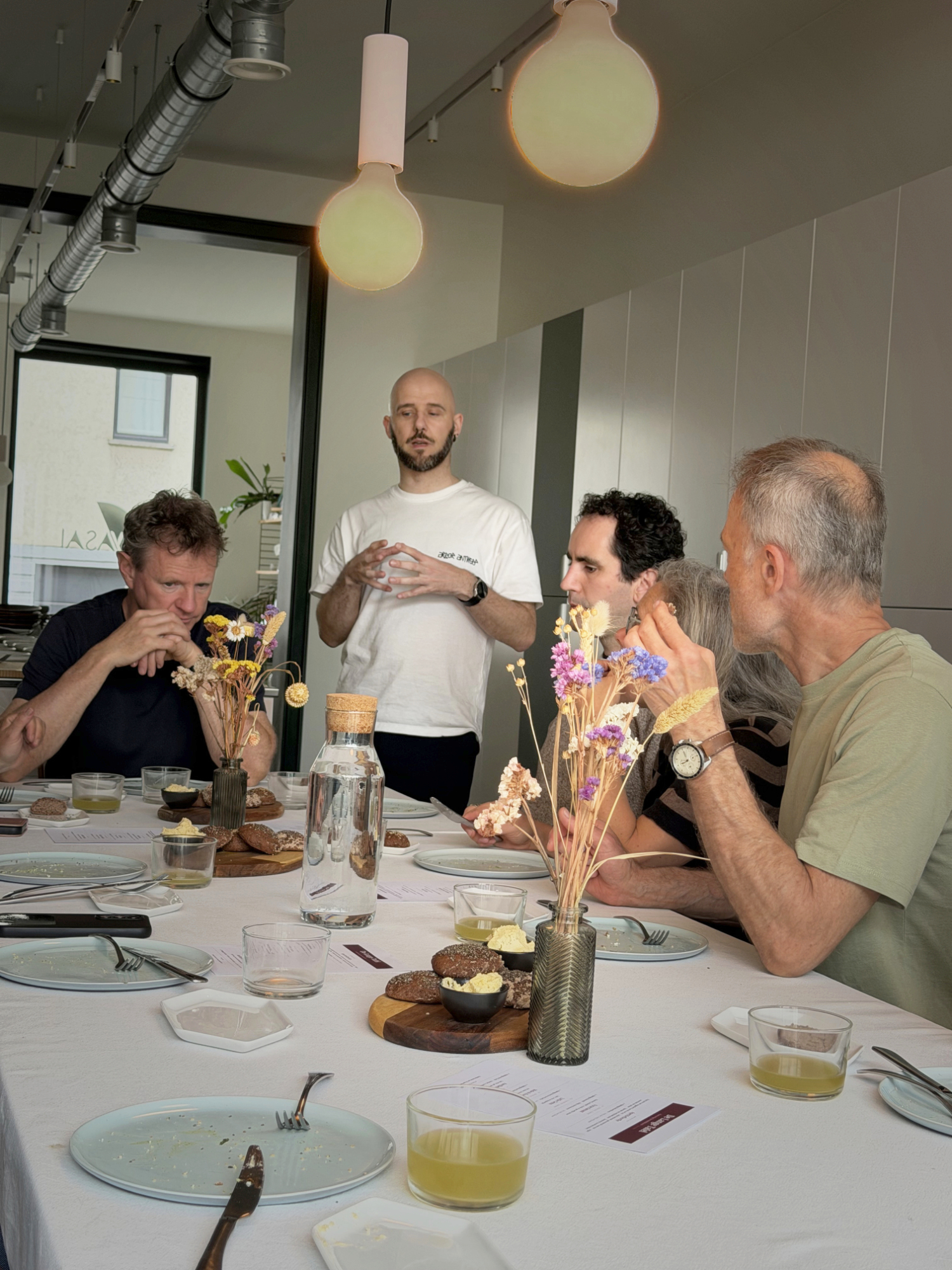 Sven geeft een tasting rond gefermenteerde voeding