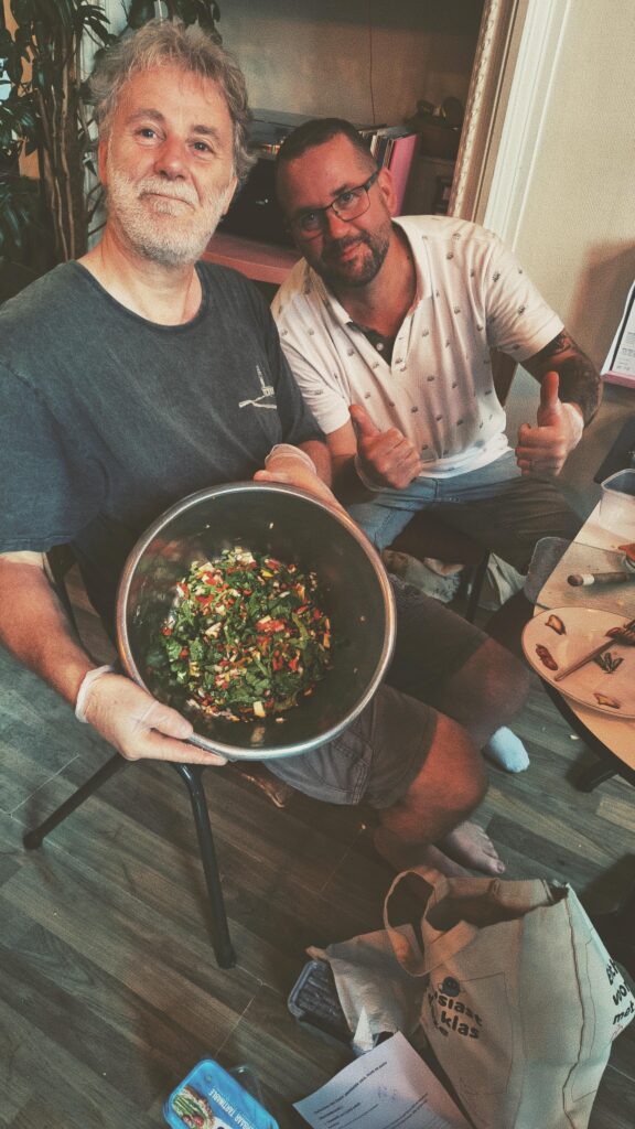 Twee mannen die hun eigen hot sauce aan het fermenteren zijn tijdens de workshop