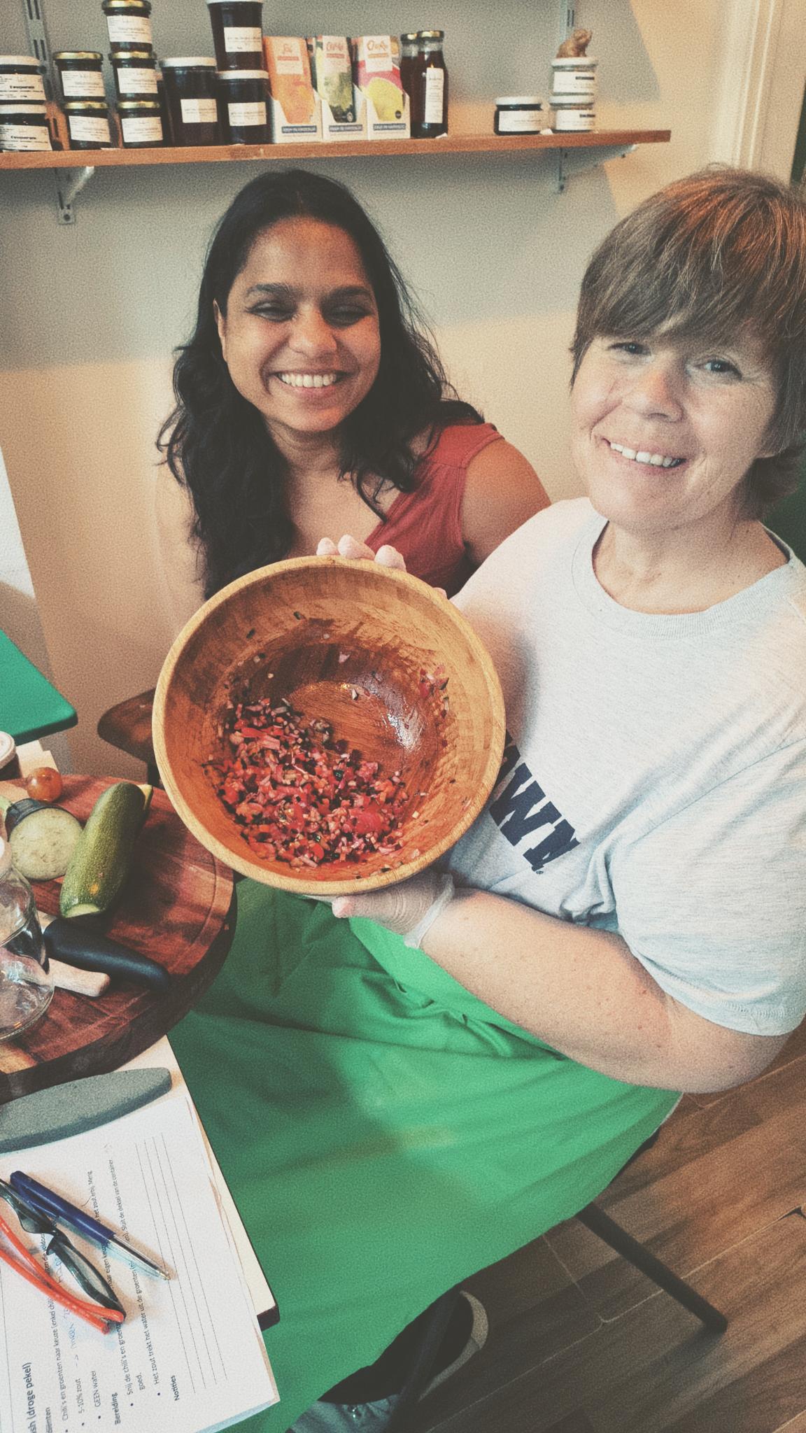 Twee vrouwen die hun eigen hot sauce aan het fermenteren zijn tijdens de workshop
